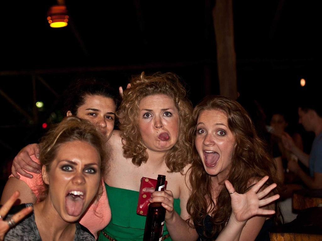Arenal Backpackers Resort Ла Фортуна Экстерьер фото A group of women making faces