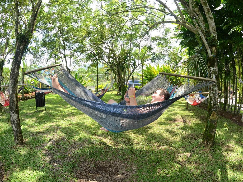 Arenal Backpackers Resort Ла Фортуна Экстерьер фото Hammock in the park