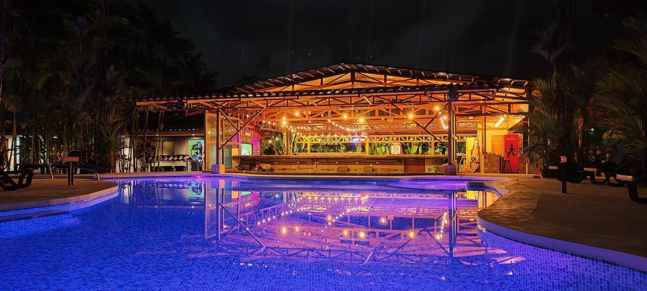 Arenal Backpackers Resort Ла Фортуна Экстерьер фото The pool at the resort