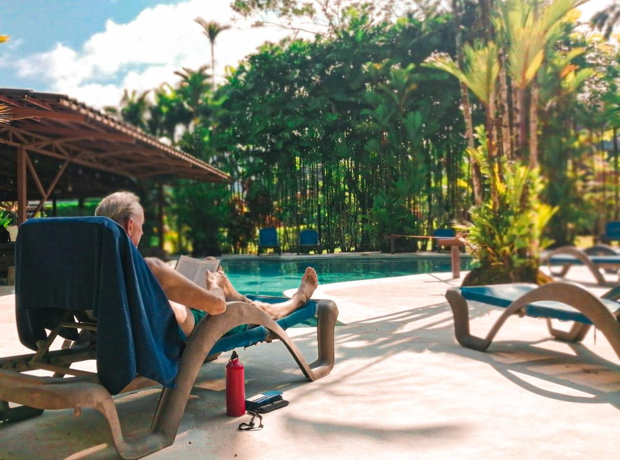 Arenal Backpackers Resort Ла Фортуна Экстерьер фото A man relaxing at a resort