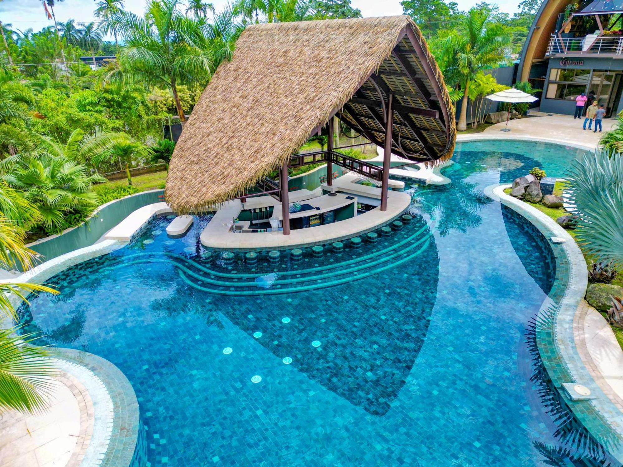 Arenal Backpackers Resort Ла Фортуна Экстерьер фото The swimming pool at the resort