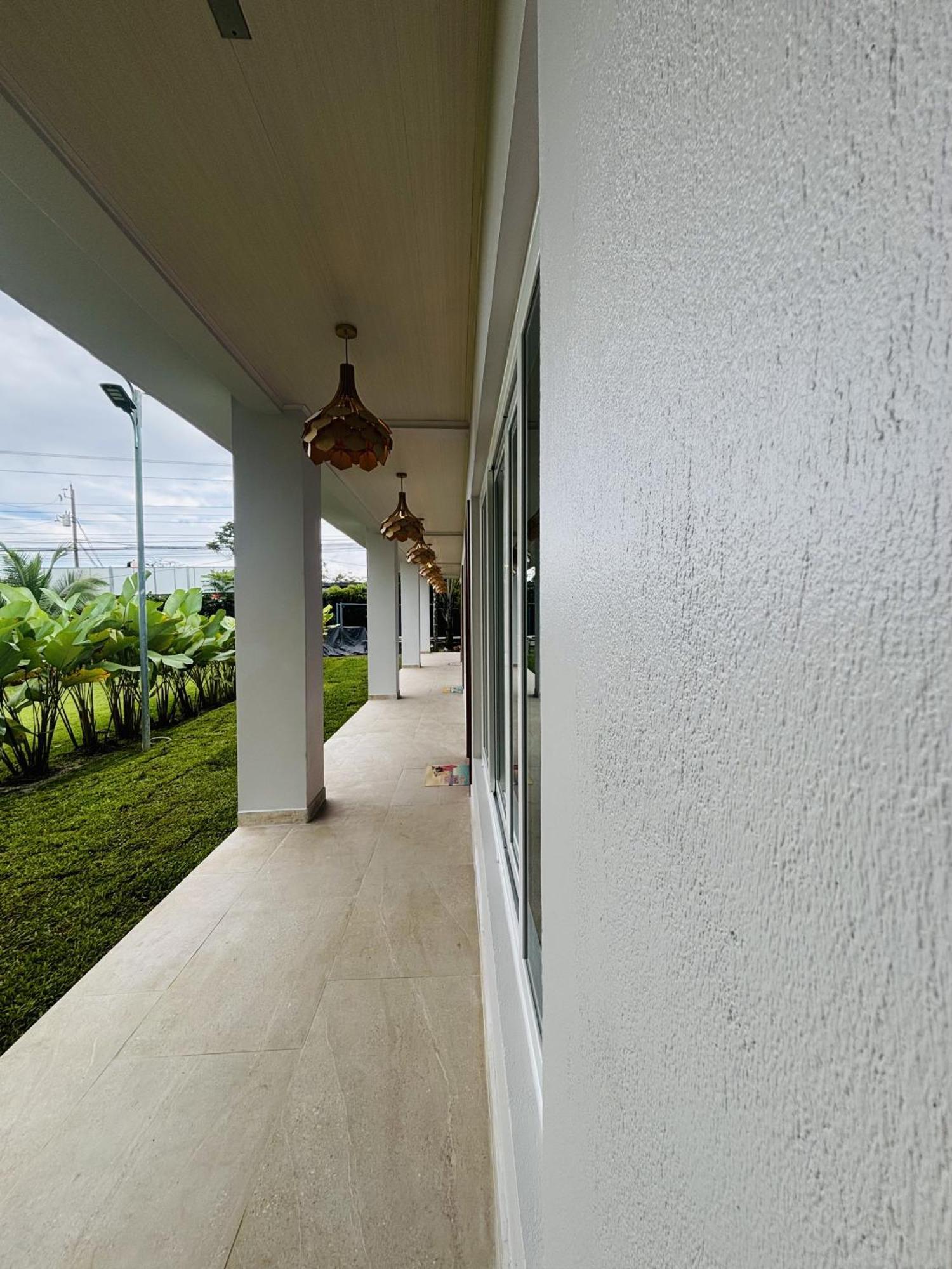 Arenal Backpackers Resort Ла Фортуна Экстерьер фото The corridor of the school