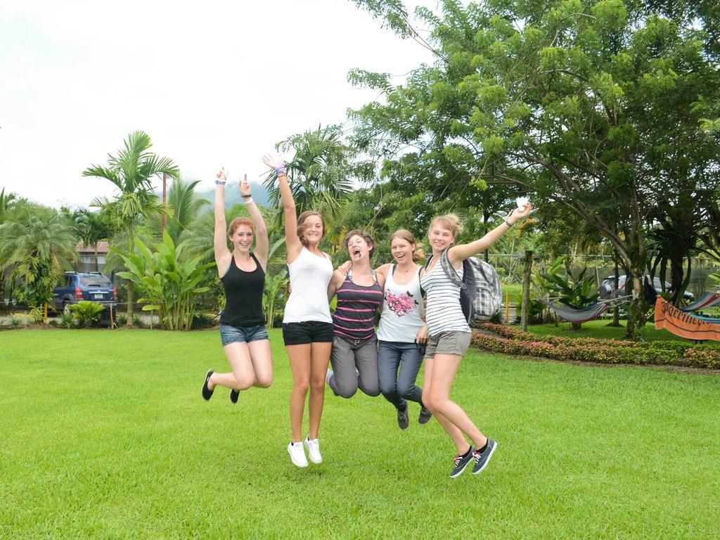 Arenal Backpackers Resort Ла Фортуна Экстерьер фото Students jumping for joy