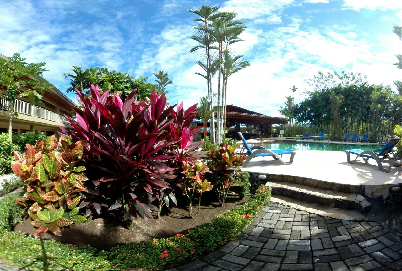 Arenal Backpackers Resort Ла Фортуна Экстерьер фото The pool at the resort