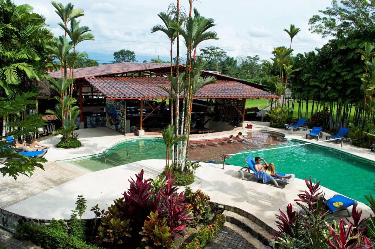 Arenal Backpackers Resort Ла Фортуна Экстерьер фото The swimming pool at the resort