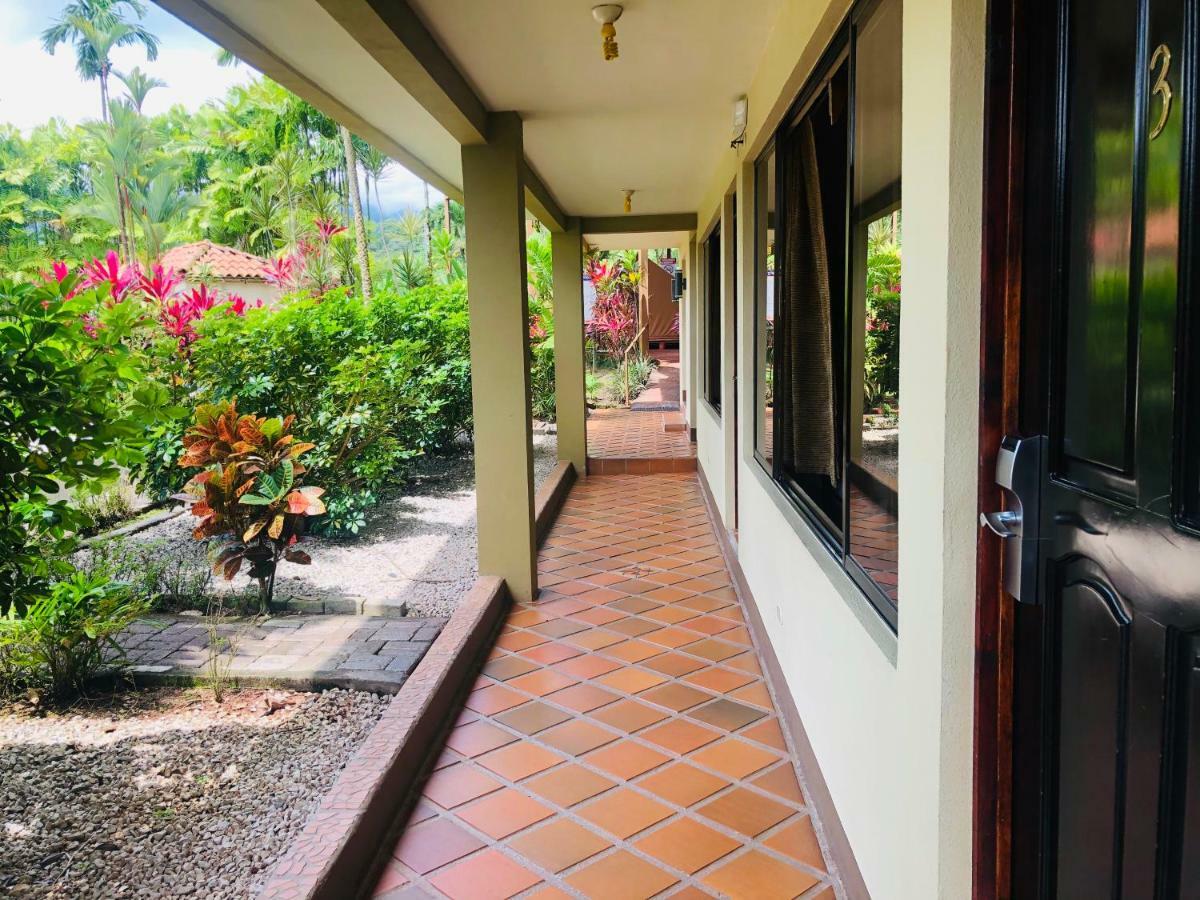 Arenal Backpackers Resort Ла Фортуна Экстерьер фото A corridor at the hotel